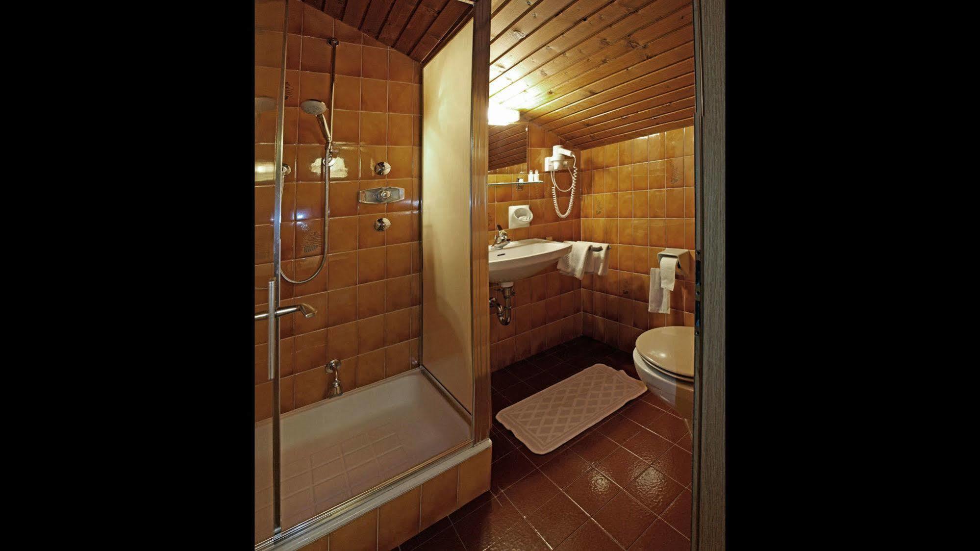 Hotel Trenker Браєс Екстер'єр фото