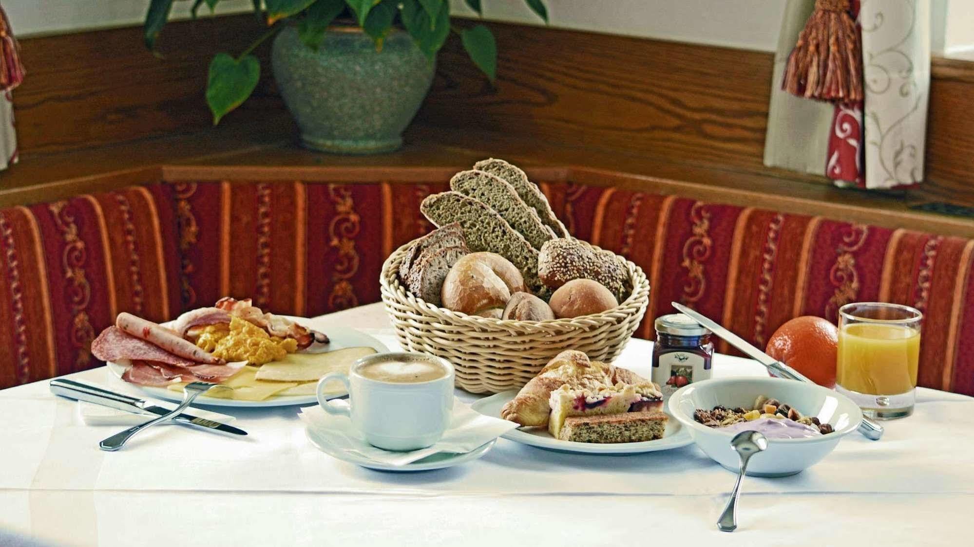 Hotel Trenker Браєс Екстер'єр фото