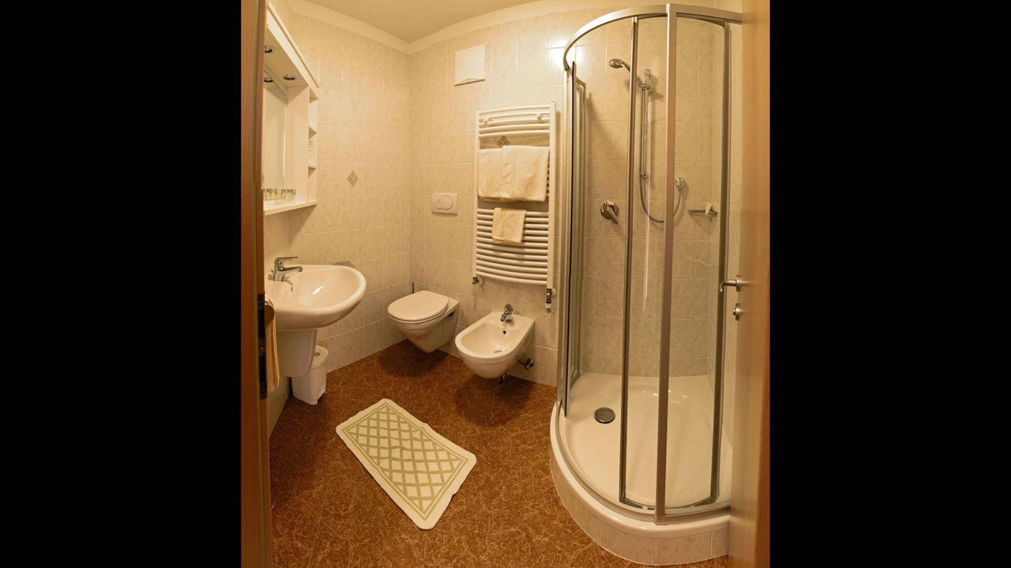 Hotel Trenker Браєс Екстер'єр фото